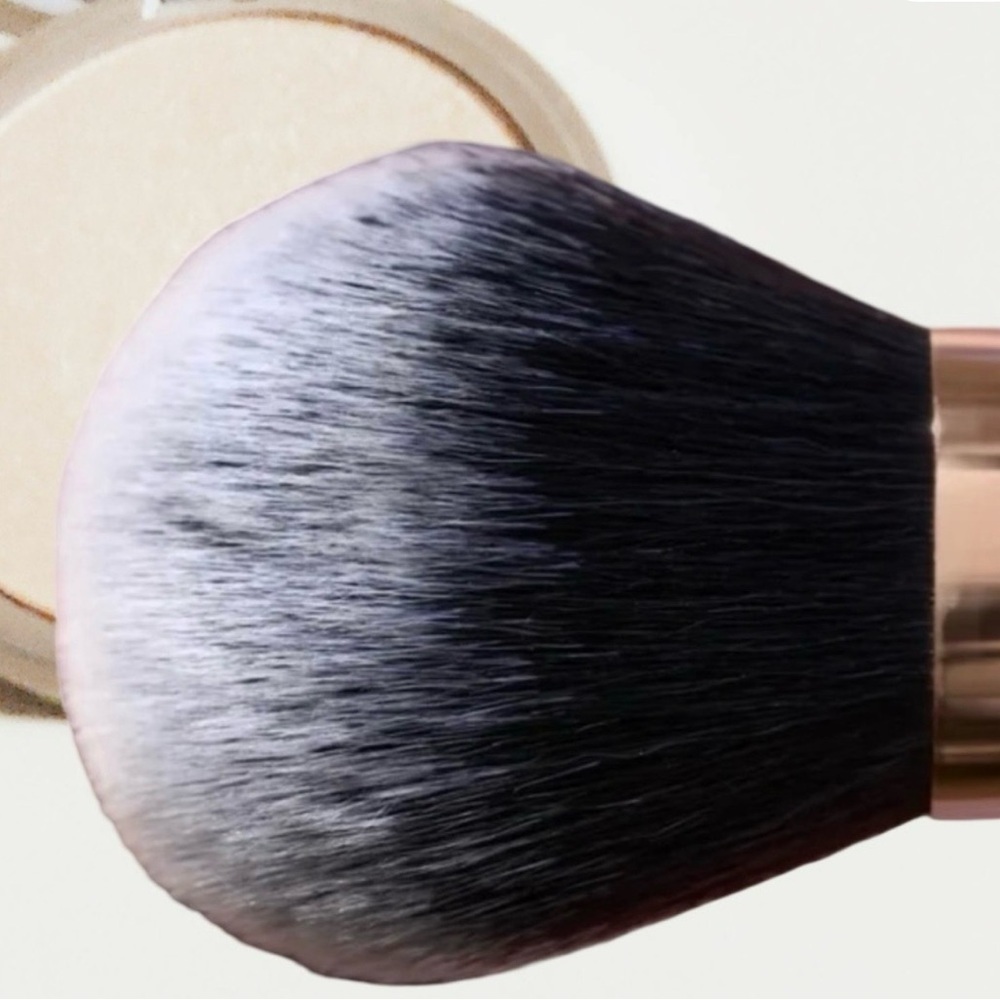 Mally Full Face Precision Makeup Brush - new in packaging - Picture 2 of 3
